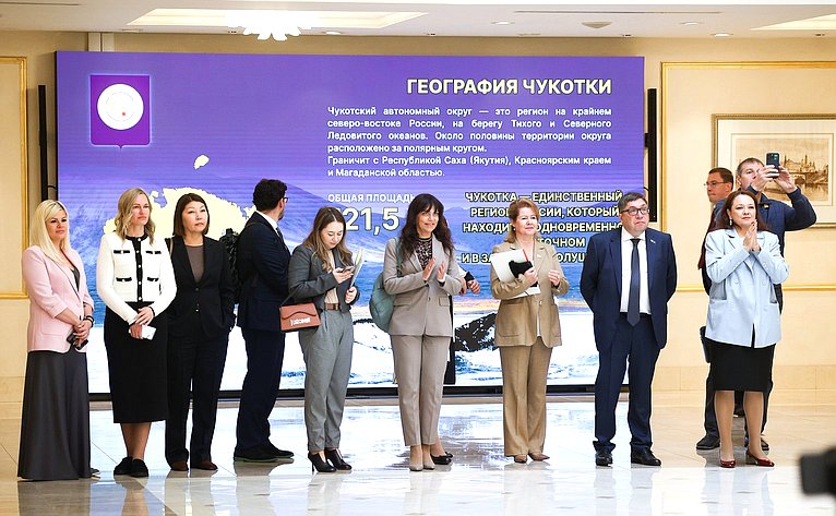 Валентина Матвиенко и Владислав Кузнецов осмотрели выставку, развернутую в Совете Федерации, которая посвящена истории, современности и перспективам развития Чукотского автономного округа