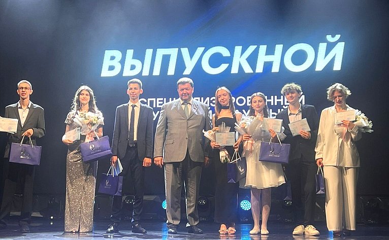 Геннадий Ягубов поздравил талантливых выпускников с получением аттестатов
