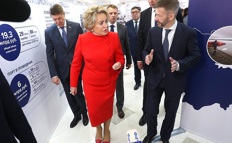 Валентина Матвиенко и Владислав Кузнецов осмотрели выставку, развернутую в Совете Федерации, которая посвящена истории, современности и перспективам развития Чукотского автономного округа