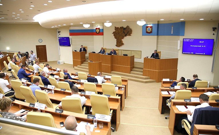 Сергей Рябухин в ходе своей поездки в регион принял участие в заседании областного парламента