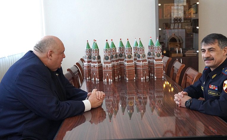 Сергей Аренин посетил территориальное управление Росгвардии и поздравил семьи военнослужащих
