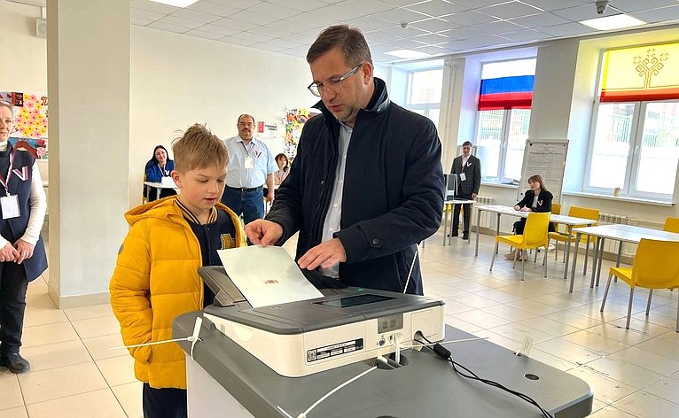 Николай Владимиров вместе с супругой проголосовал на выборах Президента России на избирательном участке