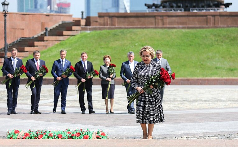 Валентина Матвиенко возложила цветы к Вечному огню в Парке Победы на Поклонной горе