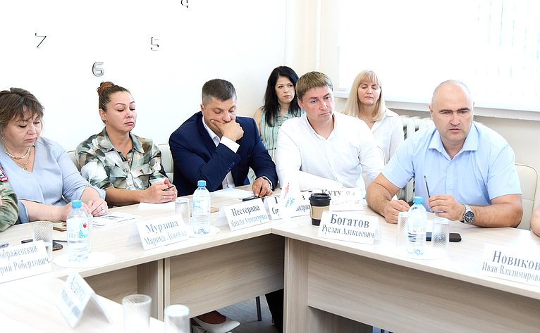 Во Владимире парламентарии посетили филиал Государственного фонда поддержки участников специальной военной операции «Защитники Отечества», где прошла конструктивная беседа с участниками СВО и членами их семей