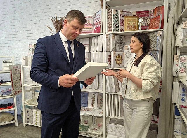 Артем Малащенков посетил в регионе одно из предприятий, которое занимается вышивкой на одежде и текстиле