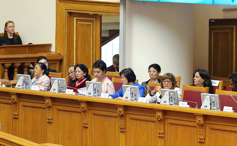 Пленарное заседание Второго Евразийского женского форума