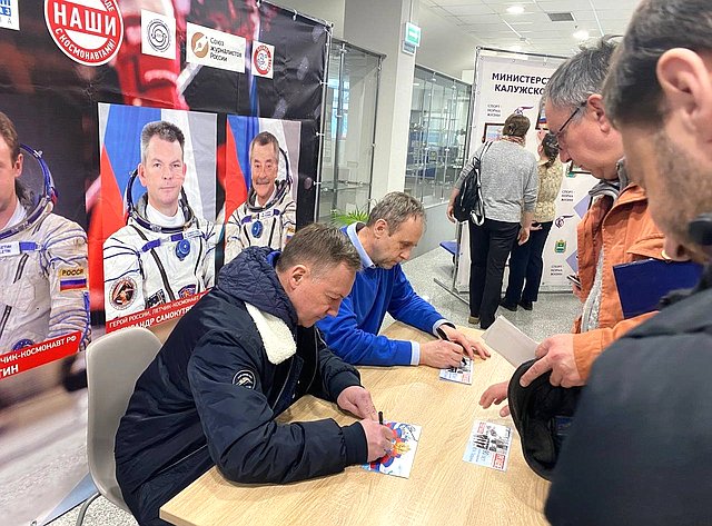 Александр Савин в регионе принял участие открытии хоккейного матча, посвященного 90-летию со дня рождения первого космонавта планеты Юрия Гагарина