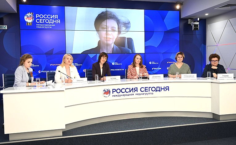 Пресс-конференция, посвященная запуску второго сезона проекта «Женщины: Школа наставничества» в пресс-центре МИА «Россия сегодня»
