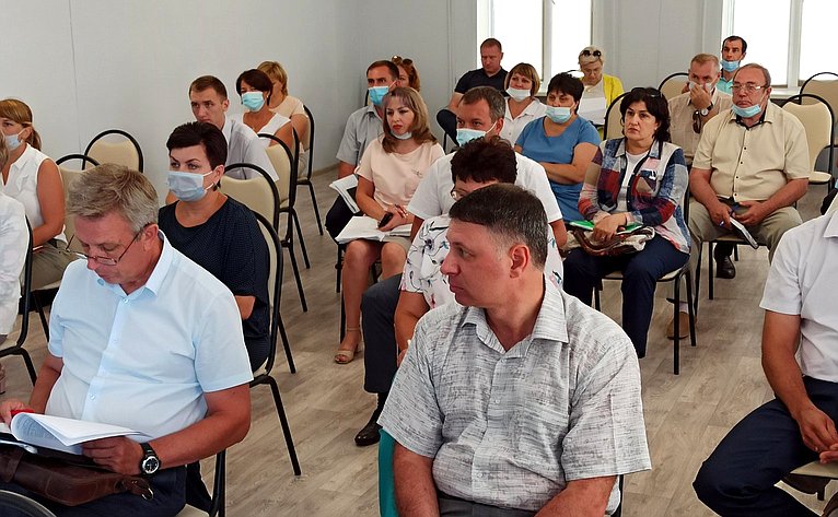 Олег Алексеев в рамках работы в регионе посетил Краснокутский район и принял участие в совещании по вопросам развития социальной сферы