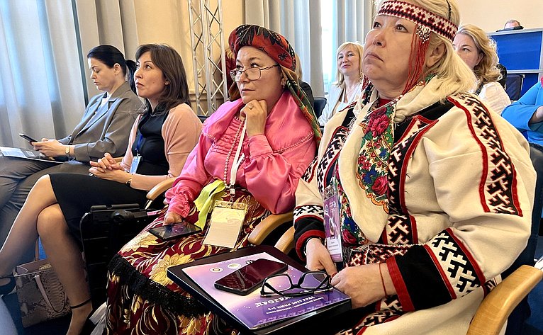 Татьяна Сахарова провела тематическую сессию в рамках Первого форума женщин Севера, Сибири и Дальнего Востока