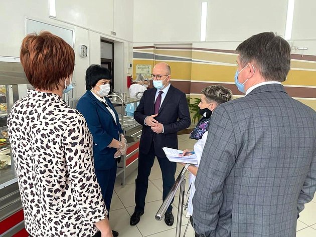 Олег Цепкин посетил школы Саткинского района Челябинской области