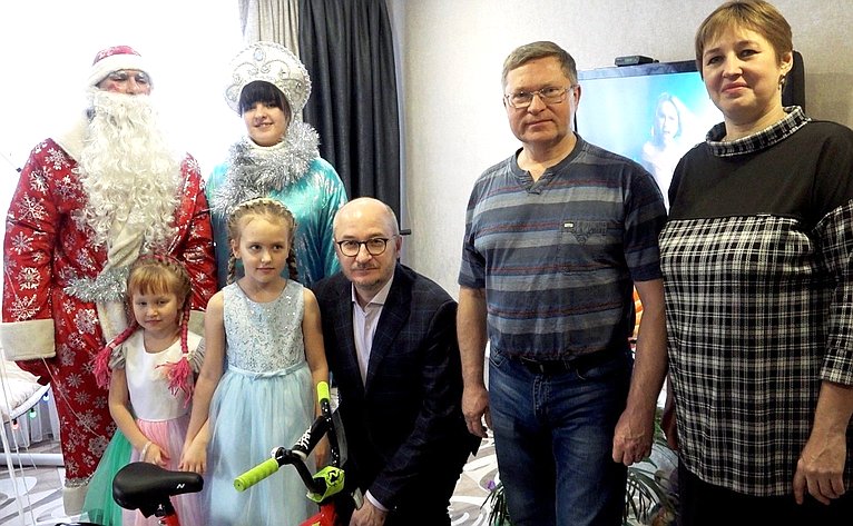 Олег Цепкин принял участие в Губернаторской акции «Ёлка желаний»