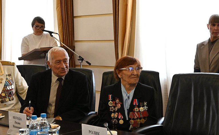 Александр Ролик совместно с главой Владивостока Константином Шестаковым провел встречу с проживающими в столице Приморья ветеранами — участниками боев с милитаристской Японией в августе-сентябре 1945 года