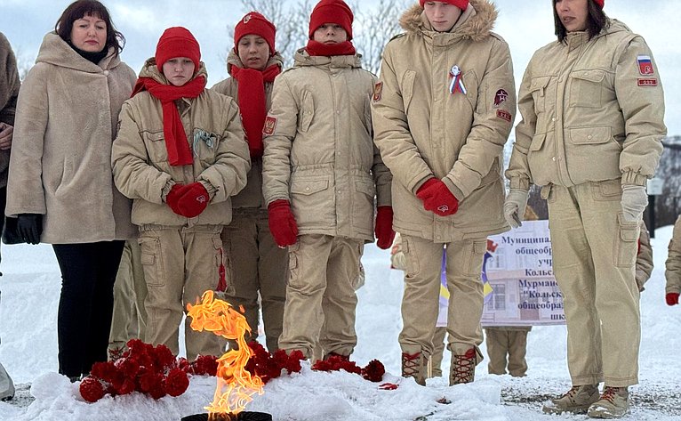 Елена Дягилева возложила цветы к мемориальной стене, на которой высечены имена защитников Кольского Заполярья