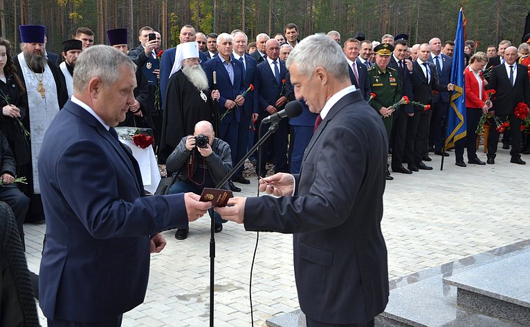 Александр Ракитин в рамках работы в регионе сенатор принял участие в открытии памятной Часовни защитникам Отечества