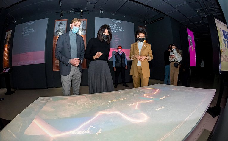 Маргарита Павлова посетила мультимедийную выставку «Холокост: уничтожение, сопротивление, спасение» в челябинском историческом парке