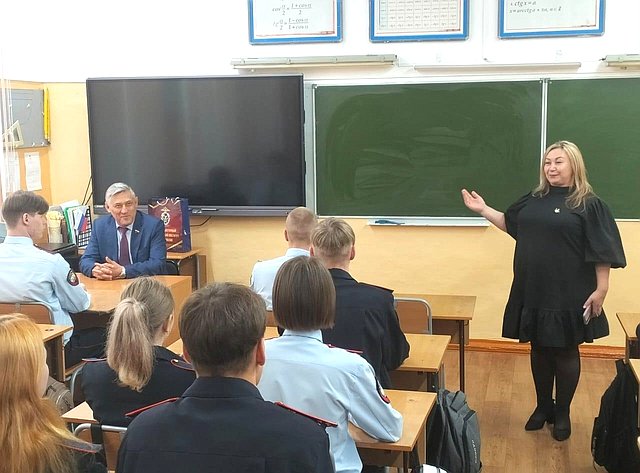 Юрий Валяев провел урок в подшефном кадетском классе в Биробиджане