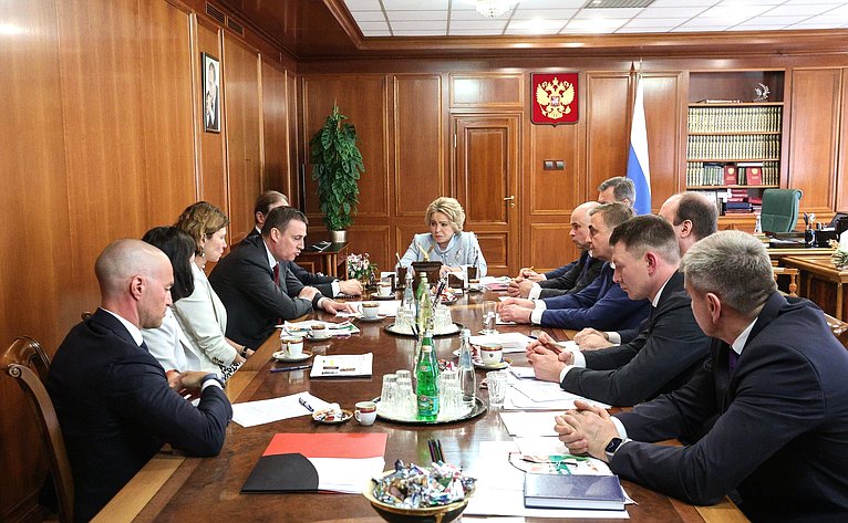 Председатель Совета Федерации Валентина Матвиенко провела совещание по теме реализации сельскохозяйственной продукции малых производителей на прилавки торговых сетей