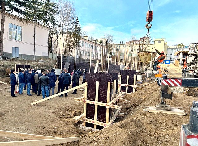 Анатолий Артамонов совершил рабочую поездку в Кавминводы и посетил строительные площадки социальных объектов Кисловодска