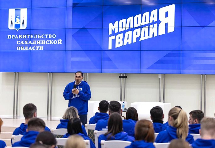 Андрей Хапочкин выступил перед участниками Дальневосточного форума «Молодой гвардии»