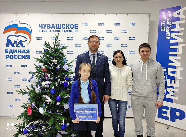 Николай Владимиров выступил в роли помощника Деда Мороза и помог воплотить в жизнь мечту пятиклассницы Вики Семеновой