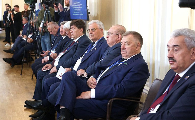 Встреча Председателя СФ Валентины Матвиенко и Председателя Совета Республики Национального собрания Республики Беларусь Натальи Кочановой с руководителями органов государственной власти субъектов Российской Федерации и регионов Республики Беларусь