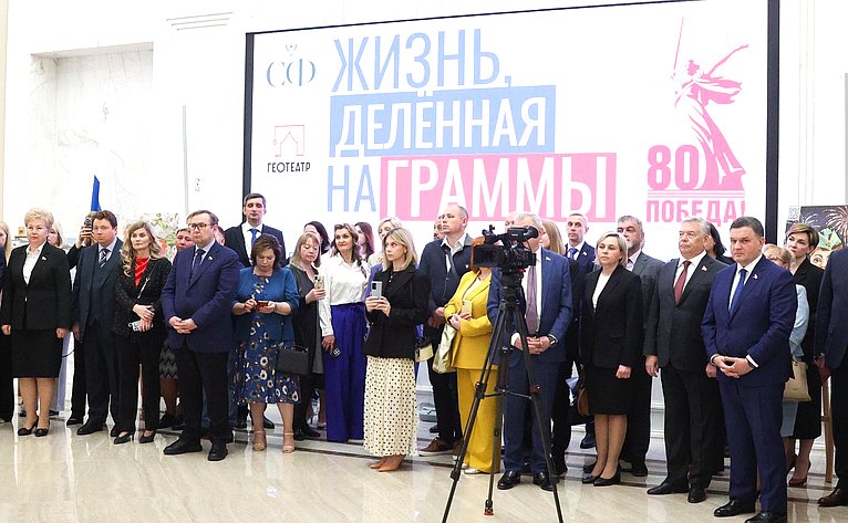 Лилия Гумерова и Дмитрий Василенко открыли в верхней палате выставку детского рисунка «Жизнь, делённая на граммы»