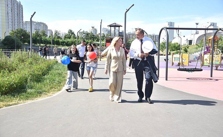 Инна Святенко совместно с депутатом Государственной Думы Петром Толстым встретились с жителями на прудах-регуляторах после завершения благоустроительных работ