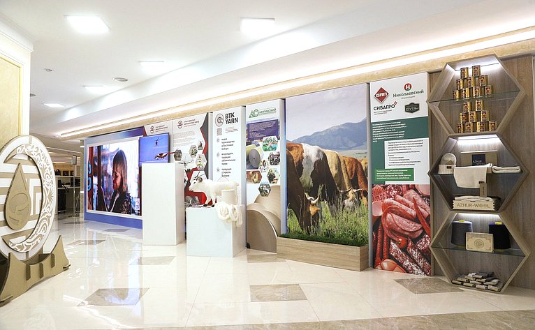 Председатель СФ Валентина Матвиенко осмотрела выставку, на которой представлены ключевые тенденции развития экономики Республики Бурятия и приоритетные инвестиционные проекты в сфере вертолетостроения, в агропромышленном комплексе, медицине