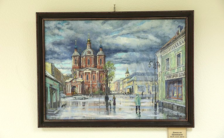 Дина Оюн открыла в верхней палате парламента выставку живописи московского художника Андрея Ковалевского «Мир на палитре»