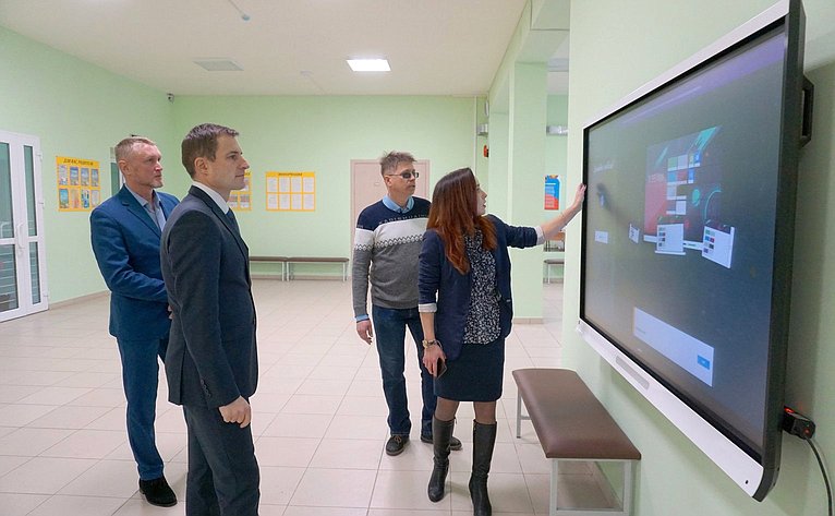 Дмитрий Шатохин в Усть-Куломском районе посетил Центр цифрового и гуманитарного профилей «Точка роста»