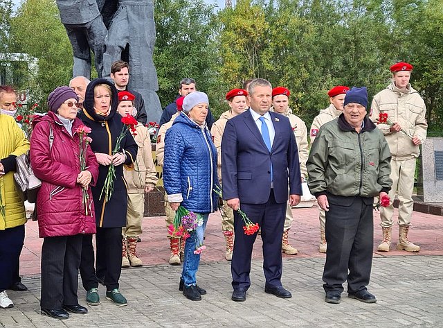 Денис Гусев принял участие в торжественном митинге, посвященном 79-й годовщине гибели экипажа буксирного парохода «Комсомолец»