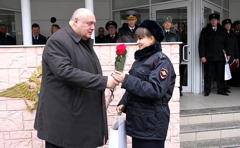 Сергей Аренин поздравил саратовских полицейских с профессиональным праздником