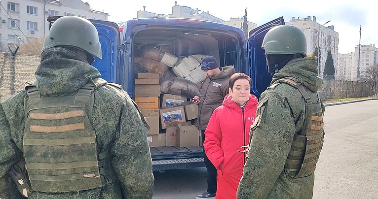 Лариса Мельник передала бойцам 810-й бригады морской пехоты гуманитарную помощь от жителей Севастополя