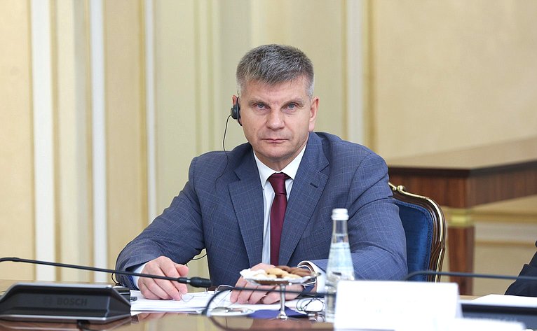 Геннадий Голов