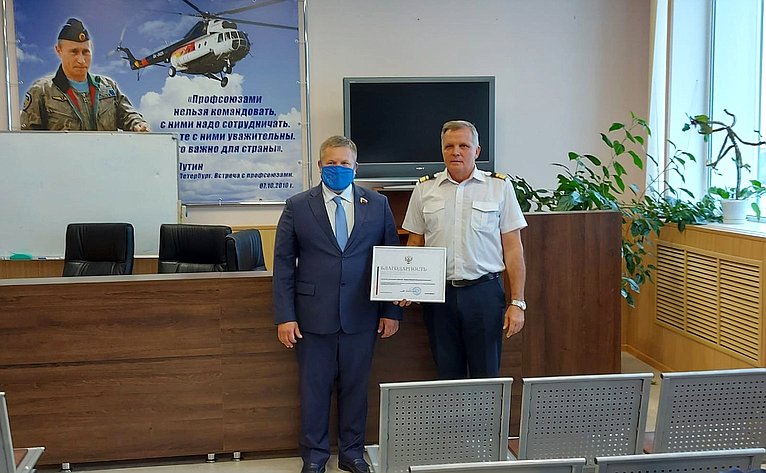 Денис Гусев в ходе поездки в регион встретился с коллективом Нарьян-Марского объединённого авиаотряда
