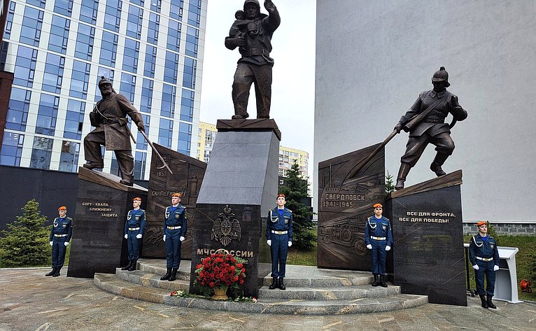 Виктор Шептий принял участие в церемонии открытия памятника пожарным и спасателям в Екатеринбурге
