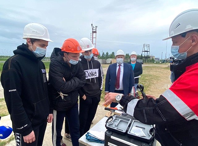 Денис Гусев посетил вместе со студентами Ненецкого профессионального училища Нарьян-Марскую нефтебазу