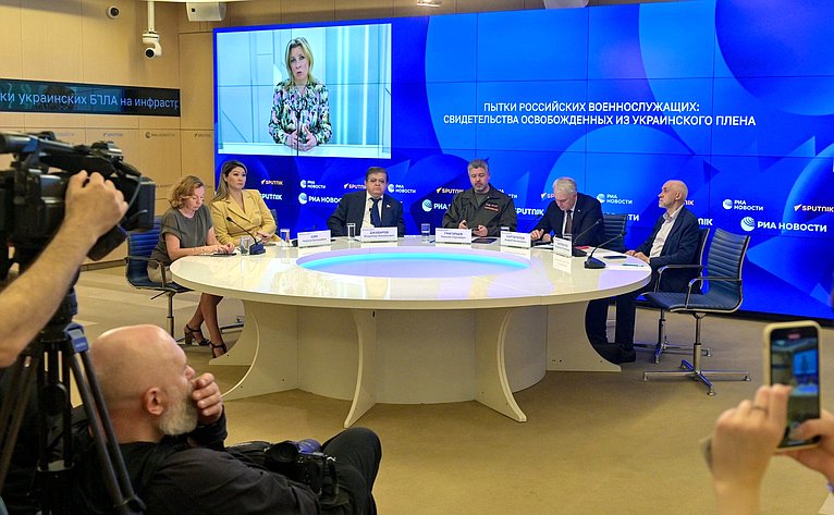 В пресс-центре МИА «Россия сегодня» прошла пресс-конференция по представленному докладу Международного общественного трибунала по преступлениям украинских неонацистов «Пытки российских военнослужащих: свидетельства освобожденных из украинского плена»