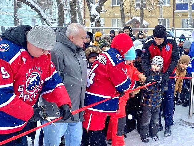 Андрей Хапочкин принял участие в торжественном открытии спортивной площадки возле детско-юношеской школы самбо и дзюдо в Южно-Сахалинске