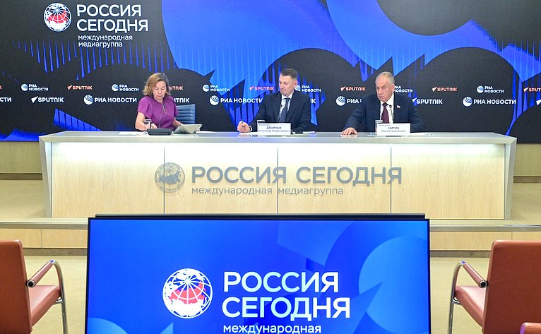 В пресс-центре МИА «Россия сегодня» председатель Комитета СФ по аграрно-продовольственной политике и природопользованию Александр Двойных и его первый заместитель Сергей Митин провели пресс-конференцию на тему «Российское село: настоящее и будущее»