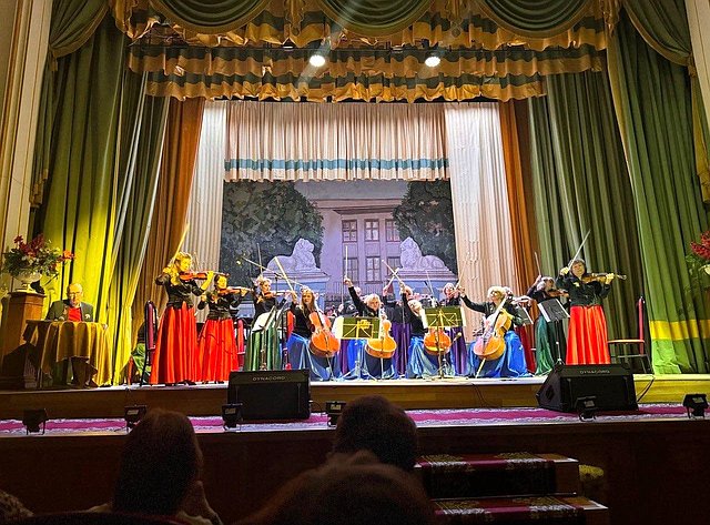 Екатерина Алтабаева приветствовала зрителей и участников новой концертной программы «Цветущий май. История страны в любимых песнях»