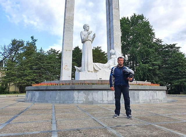 Эдуард Исаков проехал по Северному Кавказу на мотоцикле, чтобы посетить памятники воинов, подпольщиков и партизан, сражавшихся за Кубань и Кавказ в 1942–1943 годы