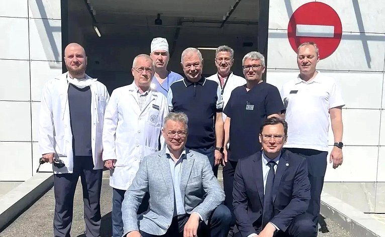 Анатолий Артамонов ознакомился с работой больницы и ходом строительства конгресс-центра «Россия» в городе-курорте
