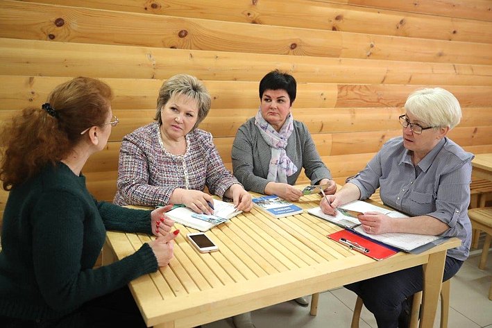 Елена Писарева в рамках работы в регионе побывала в Боровичском районе