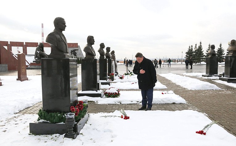 Сенаторы РФ приняли участие в траурном мероприятии, посвященном Дню Неизвестного Солдата
