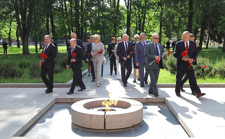 В рамках визита в Великий Новгород парламентарии возложили цветы к мемориалу «Огонь Вечной славы» в Новгородском кремле
