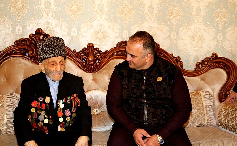 Мохмад Ахмадов поздравил ветерана Великой Отечественной войны Абдулшаидова Юнуса Абдулшаидовича с наступающим Днем Победы