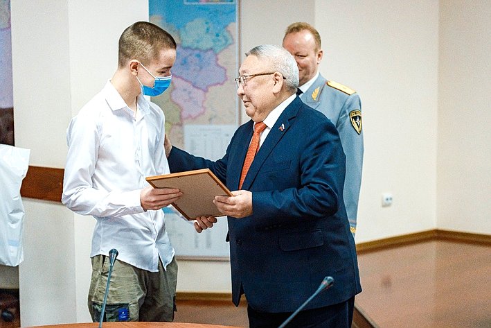 Егор Борисов вручил награды Совета Федерации юным героям из Якутии