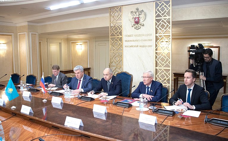 Встреча И. Умаханова с Чрезвычайным и Полномочным Послом Республики Казахстан в РФ Ермеком Кошербаевым